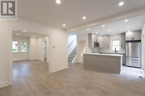 8 Wesley Crescent, Mississauga, ON - Indoor Photo Showing Kitchen With Upgraded Kitchen