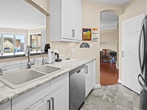 418-50 Songhees Rd, Victoria, BC - Indoor Photo Showing Kitchen With Double Sink