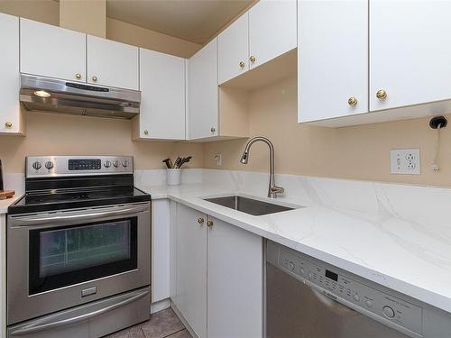 212-689 Bay St, Victoria, BC - Indoor Photo Showing Kitchen