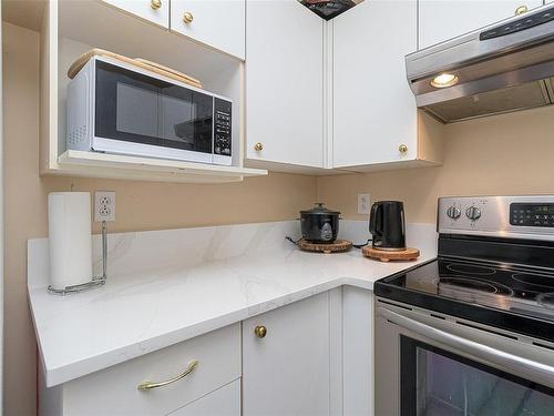 212-689 Bay St, Victoria, BC - Indoor Photo Showing Kitchen