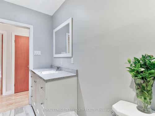 27 Crestridge Hts Rd, Toronto, ON - Indoor Photo Showing Bathroom