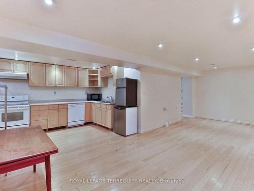 27 Crestridge Hts Rd, Toronto, ON - Indoor Photo Showing Kitchen