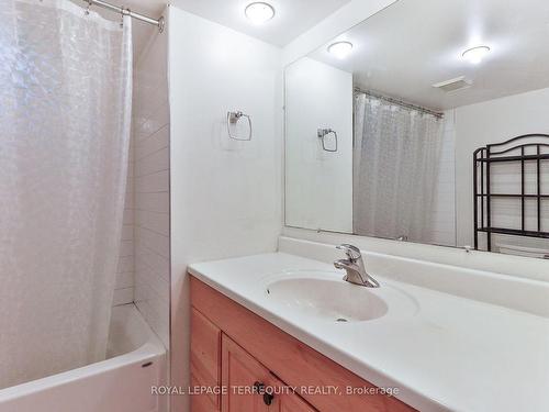 27 Crestridge Hts Rd, Toronto, ON - Indoor Photo Showing Bathroom