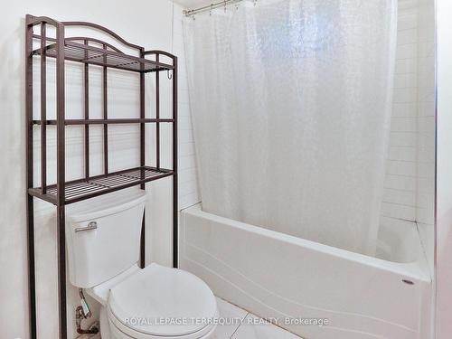 27 Crestridge Hts Rd, Toronto, ON - Indoor Photo Showing Bathroom