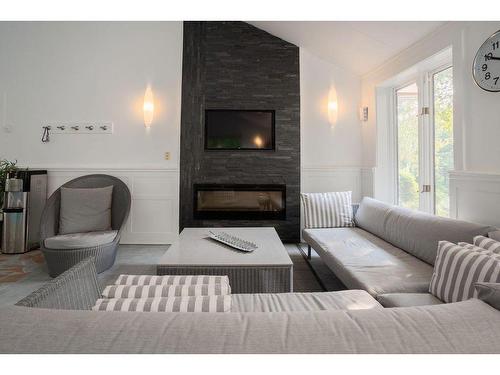 Pool - 995 Rue Principale, Saint-Sauveur, QC - Indoor Photo Showing Living Room With Fireplace