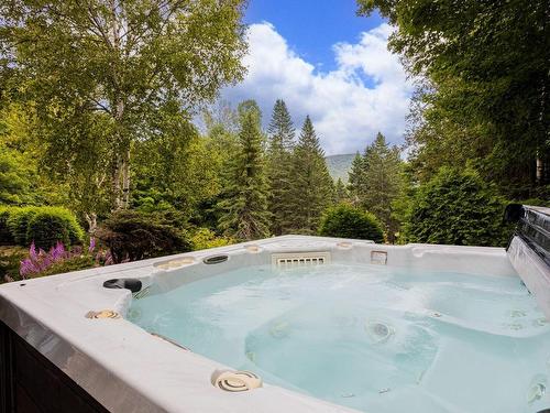 Hot tub - 995 Rue Principale, Saint-Sauveur, QC - Outdoor