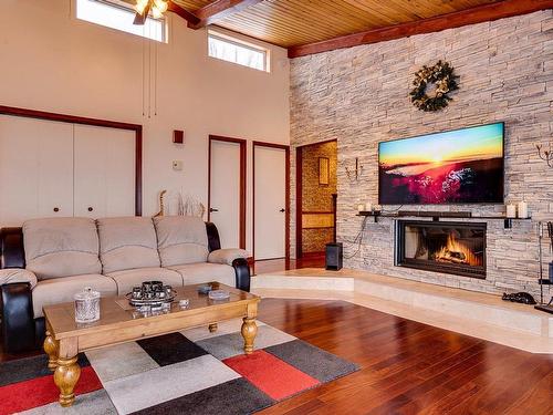 Living room - 179 Ch. Des Chênes, Sainte-Anne-Des-Lacs, QC - Indoor Photo Showing Living Room With Fireplace