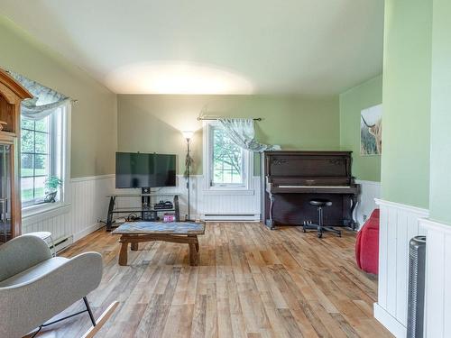 Living room - 1140 Av. St-Louis, Portneuf, QC - Indoor Photo Showing Living Room