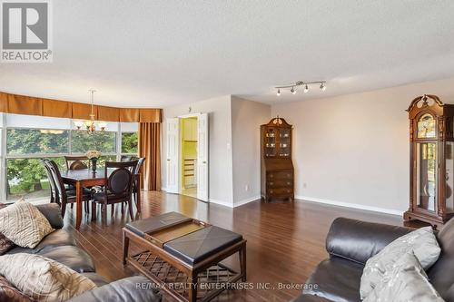 202 - 880 Dundas Street W, Mississauga (Erindale), ON - Indoor Photo Showing Living Room