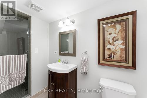 2 Rochdale Avenue, Toronto (Caledonia-Fairbank), ON - Indoor Photo Showing Bathroom