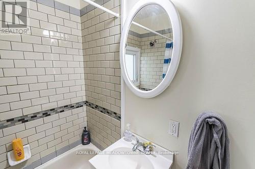 77 Province Street N, Hamilton (Crown Point), ON - Indoor Photo Showing Bathroom