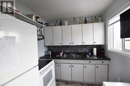 215 Meadow Park Cres, Sault Ste Marie, ON - Indoor Photo Showing Kitchen