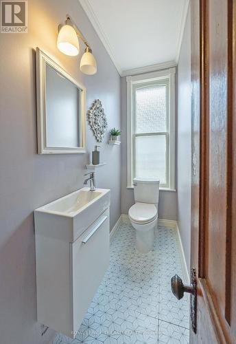 25 Askin Street, London, ON - Indoor Photo Showing Bathroom