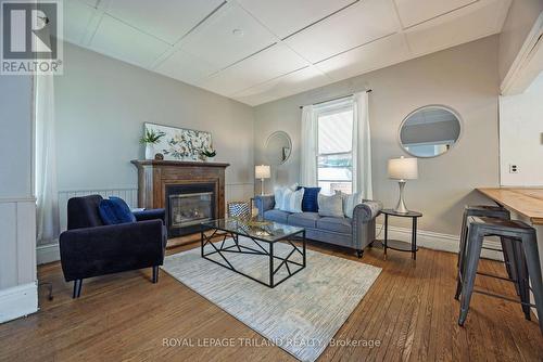 25 Askin Street, London, ON - Indoor Photo Showing Living Room With Fireplace