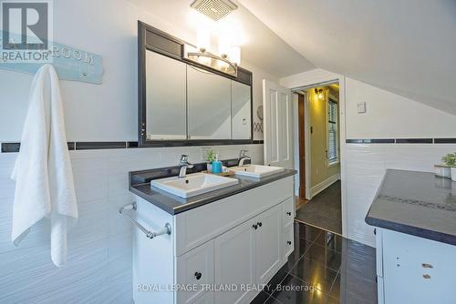 25 Askin Street, London, ON - Indoor Photo Showing Bathroom