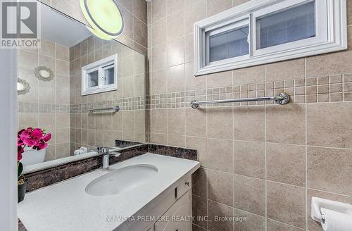 2 Pinegrove Crescent, London, ON - Indoor Photo Showing Bathroom