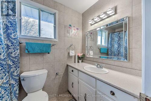 2 Pinegrove Crescent, London, ON - Indoor Photo Showing Bathroom