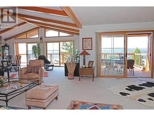 6328 North Shore Drive, 100 Mile House, BC - Indoor Photo Showing Living Room