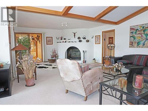 6328 North Shore Drive, 100 Mile House, BC - Indoor Photo Showing Living Room