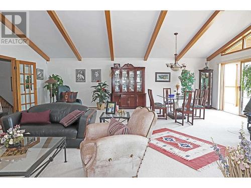 6328 North Shore Drive, 100 Mile House, BC - Indoor Photo Showing Living Room