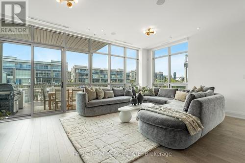 3736 Mangusta Court, Innisfil, ON - Indoor Photo Showing Living Room