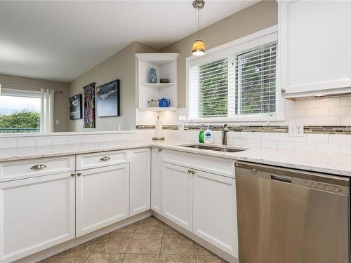 6-1876 Comox Ave, Comox, BC - Indoor Photo Showing Kitchen With Double Sink