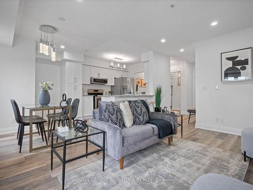 122-10 Mendelssohn St, Toronto, ON - Indoor Photo Showing Living Room