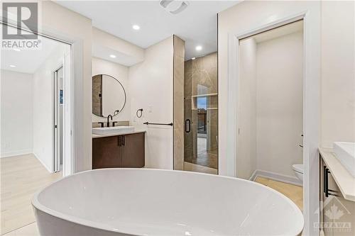 136 Carillon Street, Ottawa, ON - Indoor Photo Showing Bathroom