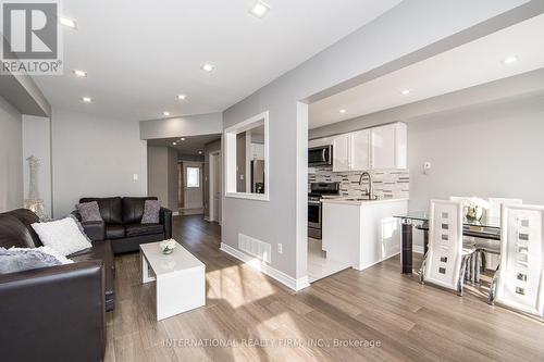 162 Lindenshire Avenue, Vaughan, ON - Indoor Photo Showing Living Room