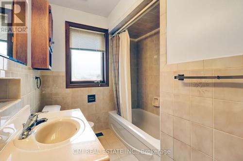 877 Condor Drive, Burlington (Lasalle), ON - Indoor Photo Showing Bathroom