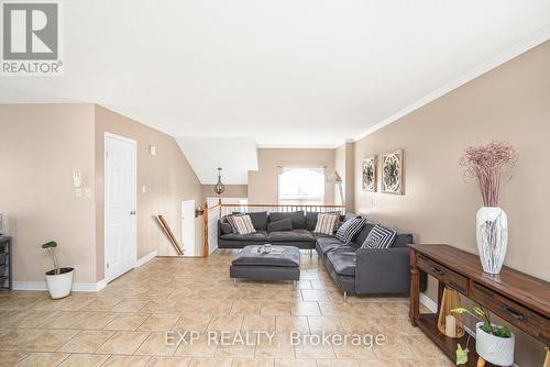 360 White Sands Drive, London, ON - Indoor Photo Showing Living Room