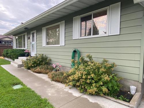 2705 5Th Avenue, Castlegar, BC - Outdoor With Exterior