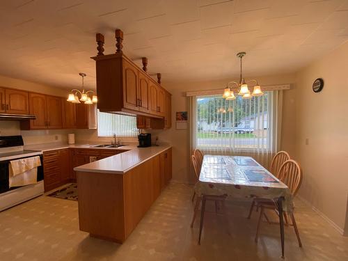 2705 5Th Avenue, Castlegar, BC - Indoor Photo Showing Kitchen