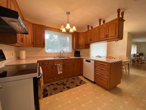 2705 5Th Avenue, Castlegar, BC - Indoor Photo Showing Kitchen With Double Sink