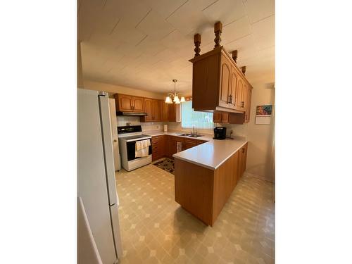 2705 5Th Avenue, Castlegar, BC - Indoor Photo Showing Kitchen With Double Sink