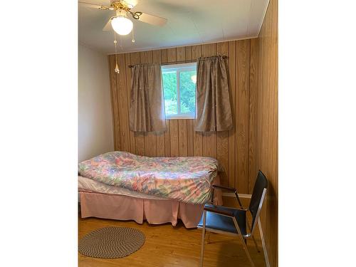 2705 5Th Avenue, Castlegar, BC - Indoor Photo Showing Bedroom