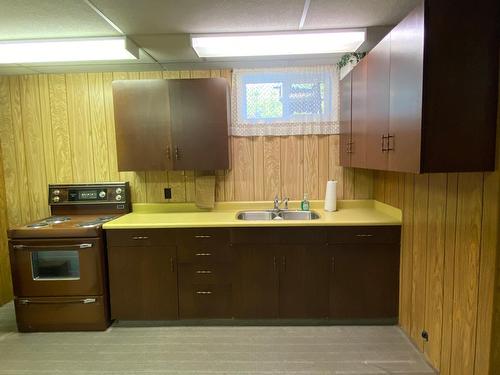 2705 5Th Avenue, Castlegar, BC - Indoor Photo Showing Kitchen With Double Sink