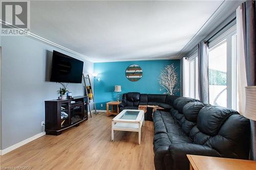 470 7Th Street, Hanover, ON - Indoor Photo Showing Living Room