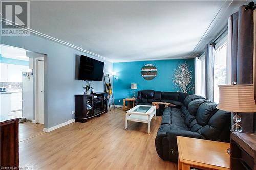 470 7Th Street, Hanover, ON - Indoor Photo Showing Living Room