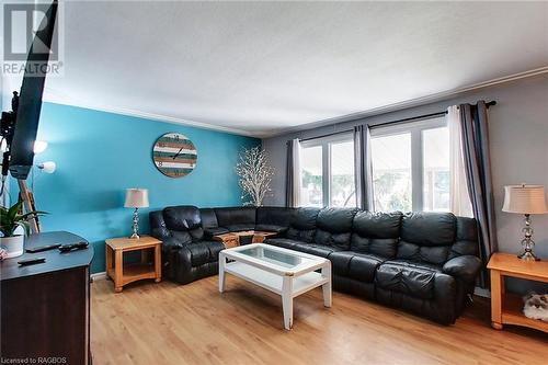 470 7Th Street, Hanover, ON - Indoor Photo Showing Living Room