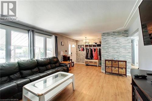 470 7Th Street, Hanover, ON - Indoor Photo Showing Living Room