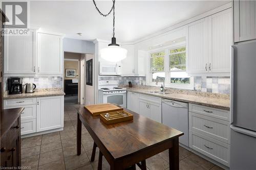 495 4Th Street A W, Owen Sound, ON - Indoor Photo Showing Kitchen With Double Sink