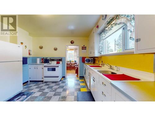 317 12Th  S Avenue, Cranbrook, BC - Indoor Photo Showing Kitchen