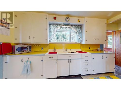 317 12Th  S Avenue, Cranbrook, BC - Indoor Photo Showing Kitchen