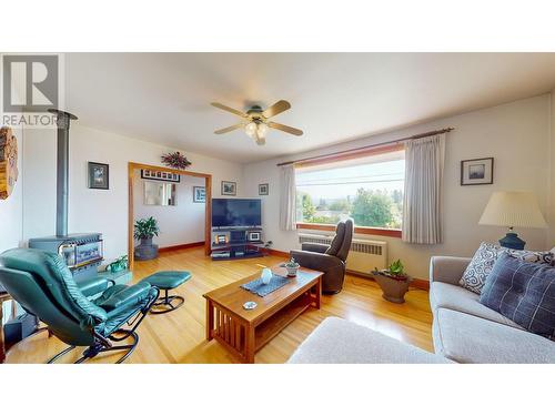 317 12Th  S Avenue, Cranbrook, BC - Indoor Photo Showing Living Room