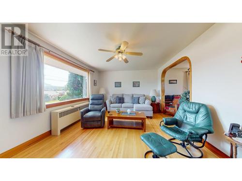 317 12Th  S Avenue, Cranbrook, BC - Indoor Photo Showing Living Room