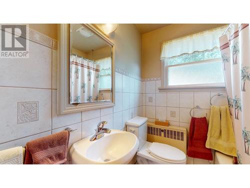 317 12Th  S Avenue, Cranbrook, BC - Indoor Photo Showing Bathroom