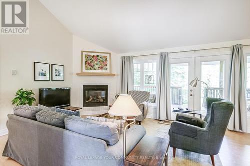 314 Metro Road N, Georgina (Historic Lakeshore Communities), ON - Indoor Photo Showing Living Room With Fireplace