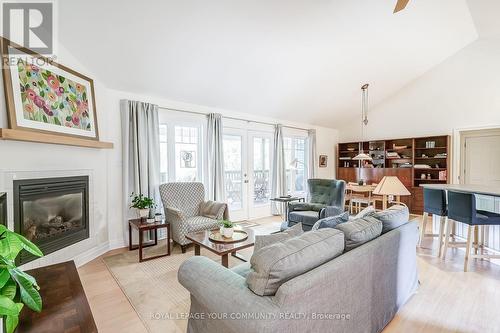 314 Metro Road N, Georgina (Historic Lakeshore Communities), ON - Indoor Photo Showing Living Room With Fireplace