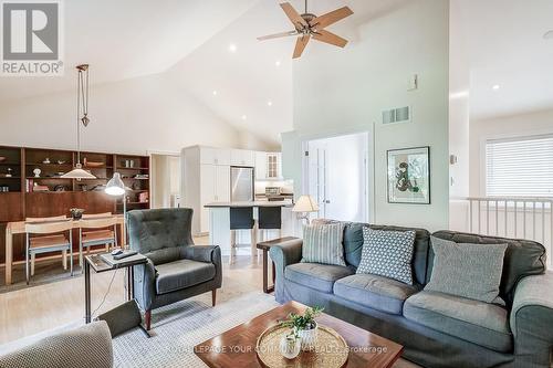 314 Metro Road N, Georgina (Historic Lakeshore Communities), ON - Indoor Photo Showing Living Room